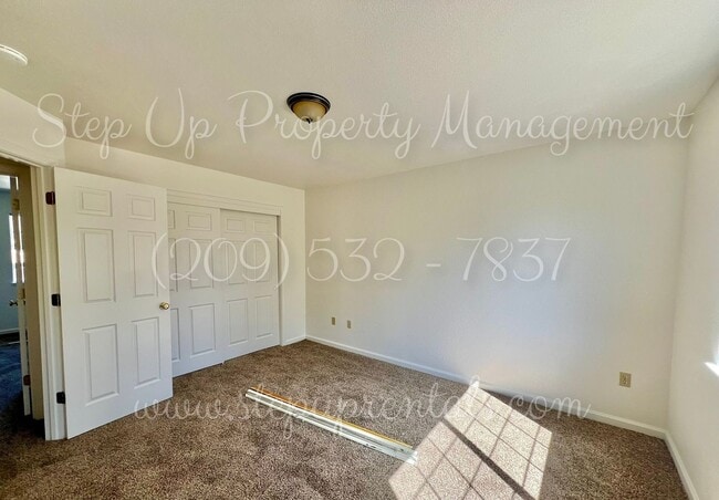 Building Photo - Splendid 2 Bedroom 1.5 Bath Townhouse Near...