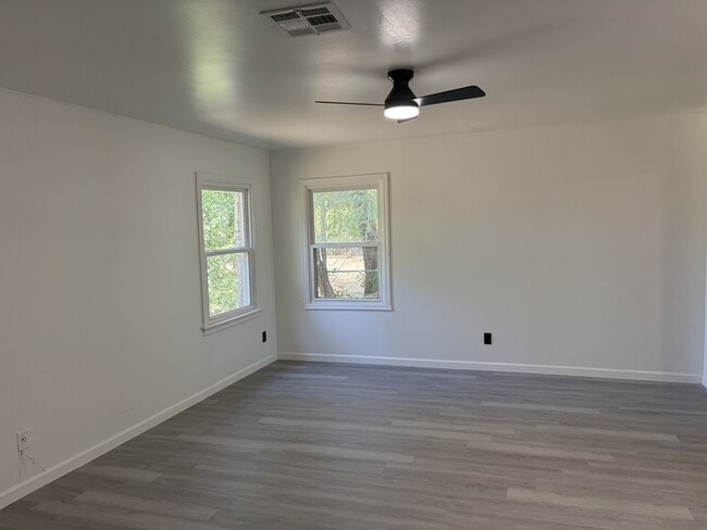 Building Photo - 1417 Oxford Way