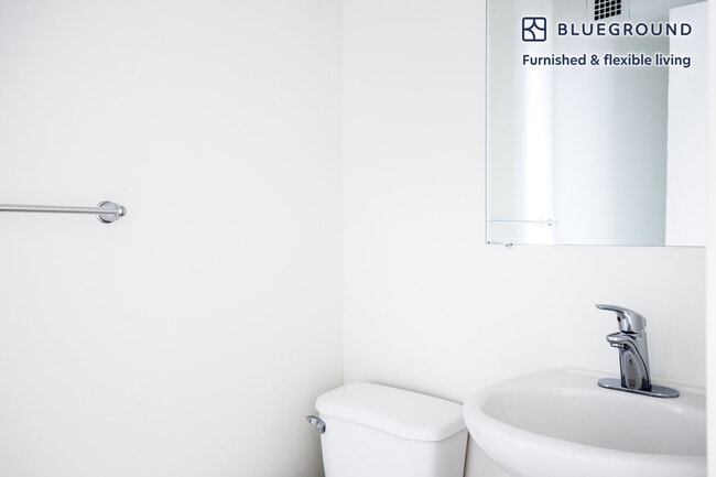 Building Photo - 245 E 40th St