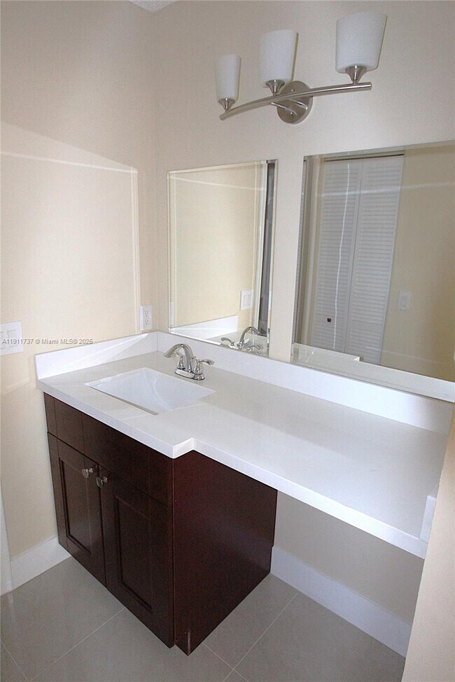 Building Photo - 2720 S Oakland Forest Dr