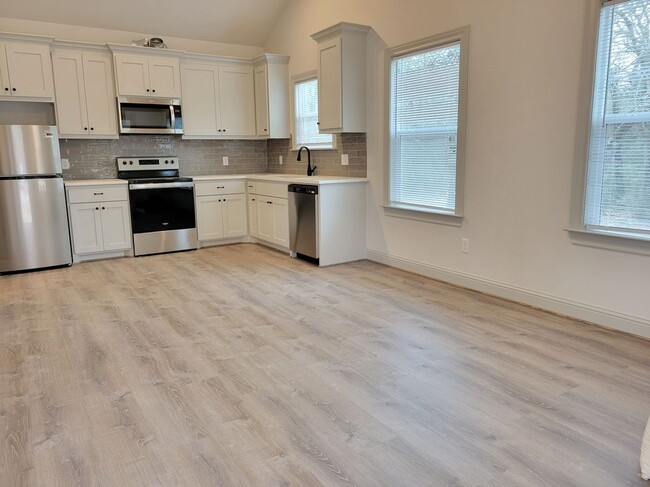 Building Photo - 8601 Oakridge Dr