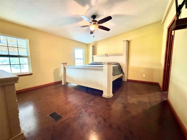 Building Photo - 6215 Hwy 35 Bypass