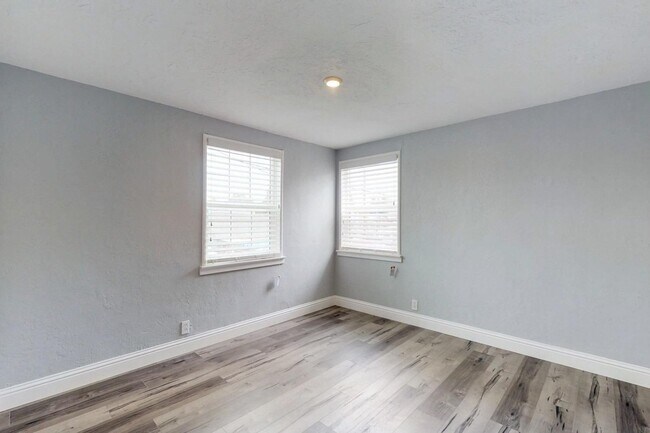 Building Photo - Beautiful and Cozy 2BR 1BA Apartment w/ 1 Car Garage + Fenced Yard + Quartz Countertops in Roseville