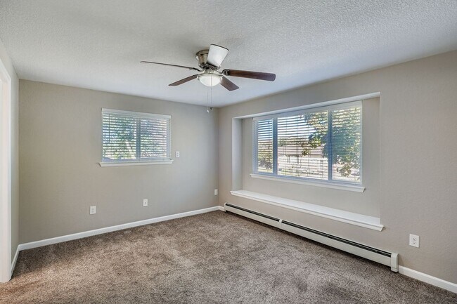 Building Photo - 4 Bed 2.5 Bath Duplex with Private Fenced ...