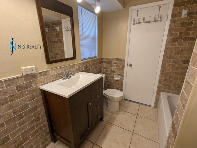Building Photo - 3136 Pinon Dr