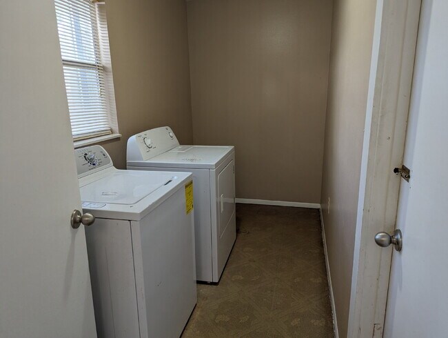 Building Photo - 3 Bedroom Home in Quiet Rockledge Suburb