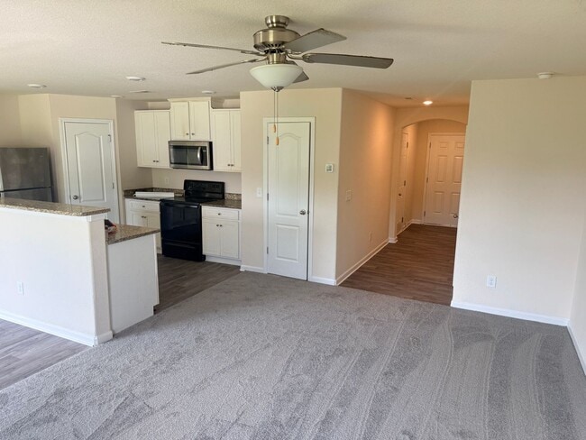 Building Photo - Lovely 3 bedroom/2.5 bath townhome
