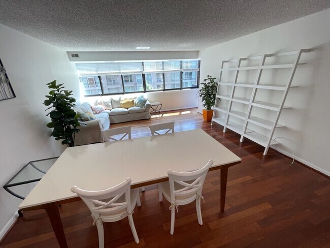Building Photo - 2 bedroom 2 bath WITH PARKING