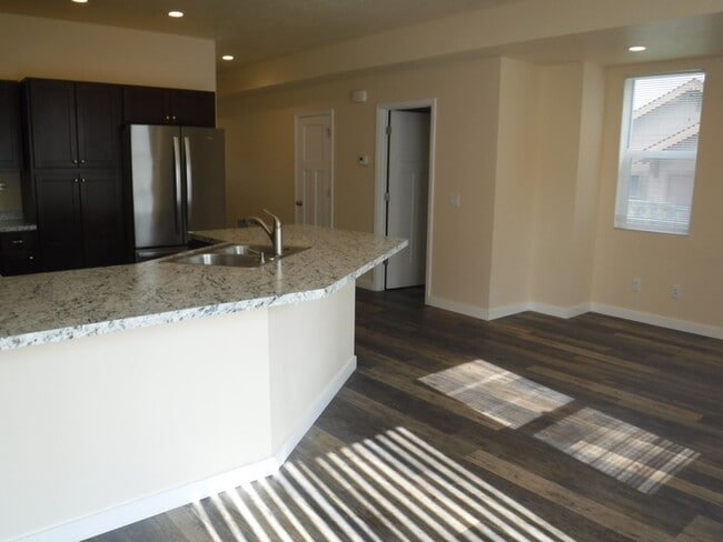 Building Photo - Newer side by side duplex