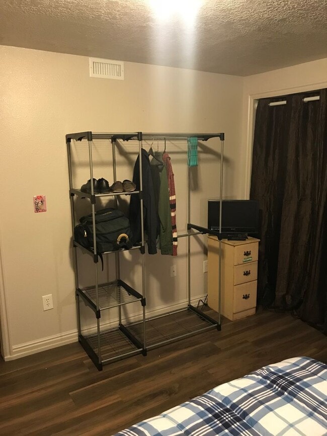 Building Photo - ALL utilities Included 2 Bedroom Apartment...