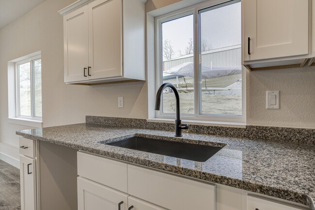 Building Photo - 600 Badger Ln