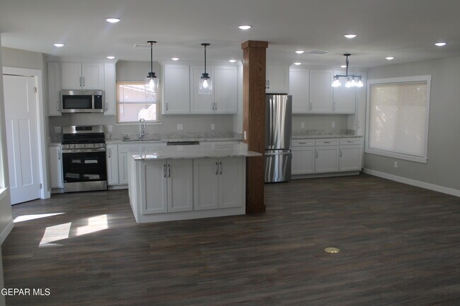Building Photo - 3133 Fierro Dr