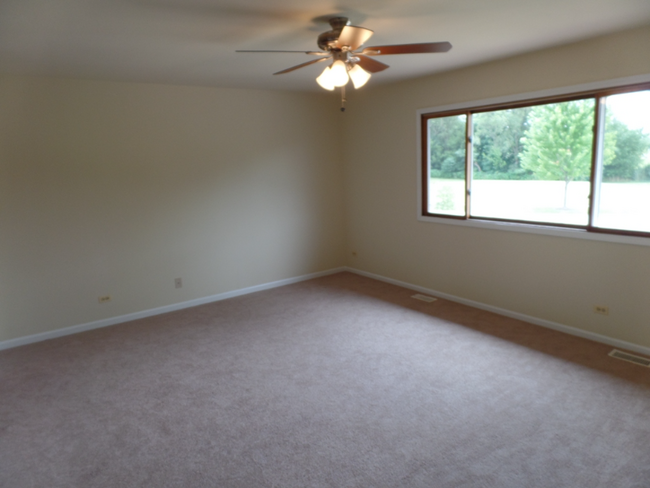 Building Photo - 315 Creekside Dr
