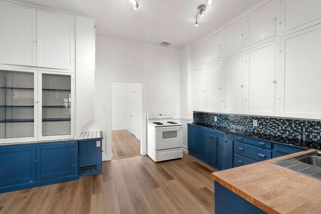 Building Photo - 331 Roberts St