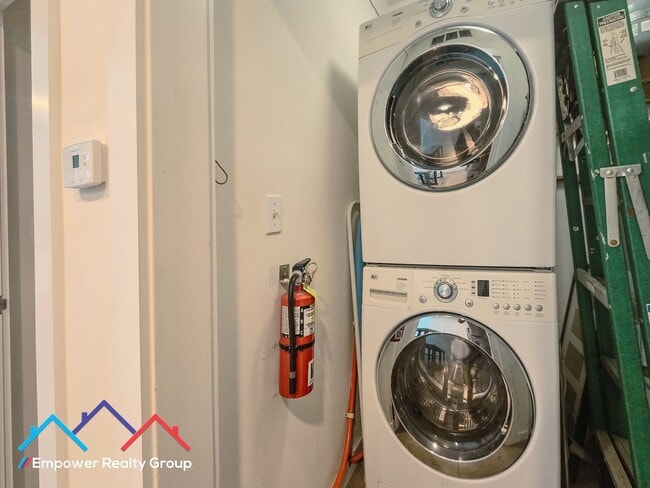 Building Photo - 1 Bed 1.5 Bath Loft in Desired Emeryville/Oakland Neighborhood
