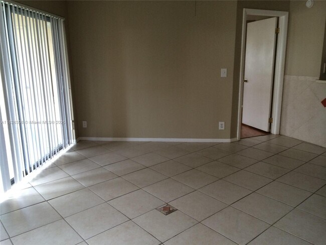 Building Photo - 9999 Summerbreeze Dr