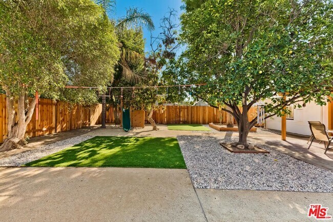 Building Photo - 7236 Encino Ave