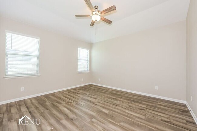 Building Photo - 2028 Hialeah Dr