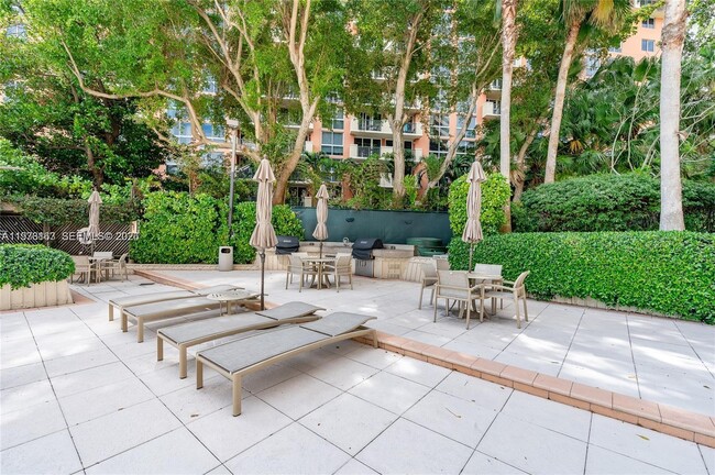 Building Photo - 2901 S Bayshore Dr