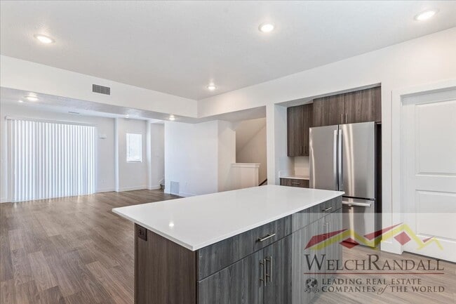 Building Photo - Beautiful 3 Bed 2.5 Bath Townhome in West ...