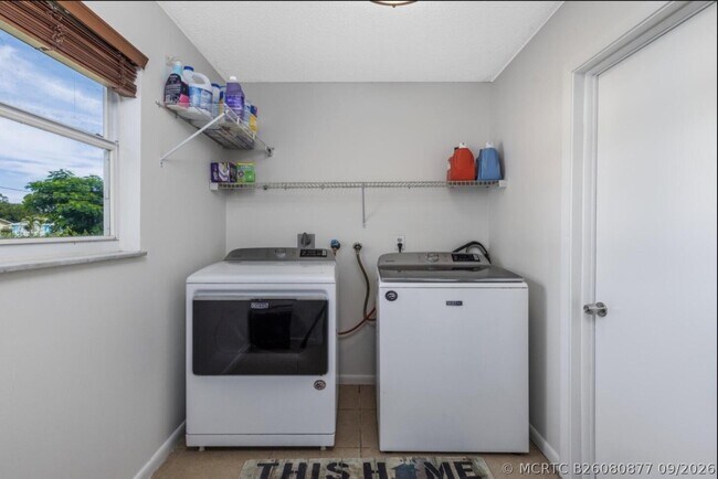 Building Photo - 1810 SW Gemini Ln