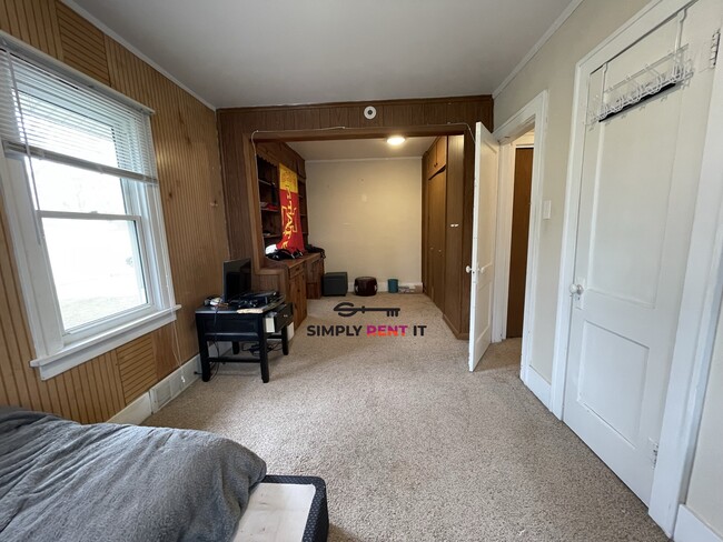 Building Photo - 3 Bedroom Home on Campus, Free Parking Ava...