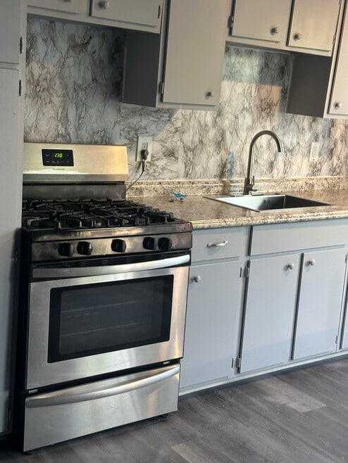 Building Photo - 327 E 6th Ave