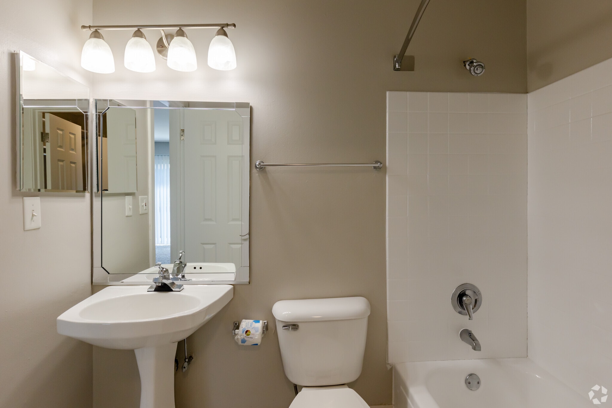 Studio - Willow - Bathroom - Fieldpointe of Schaumburg