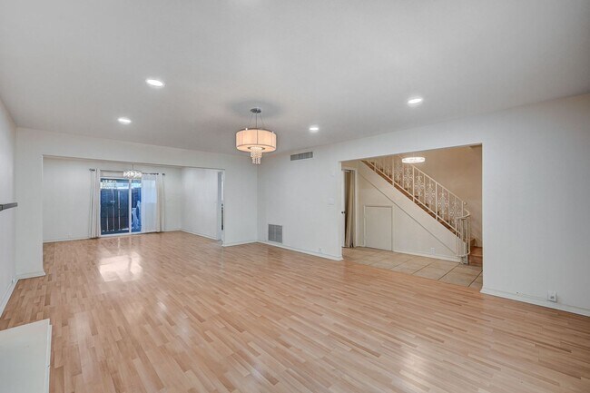 Building Photo - 578 Tam O Shanter
