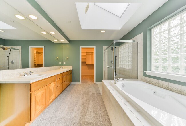 Building Photo - Nice 5 Bed / 2.5 bath house for rent in Kenmore.