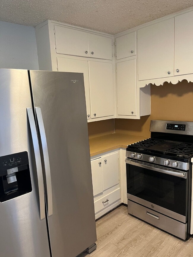 Building Photo - "Charming 3-Bed, 2-Bath Home with Spacious...