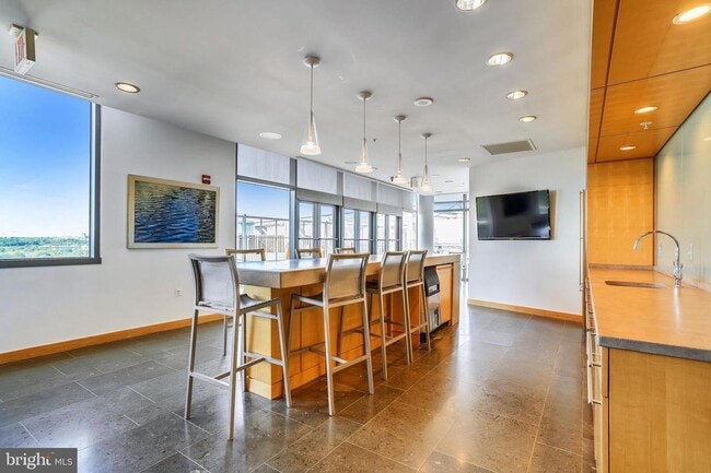 Building Photo - Professionally Managed // 1bedroom 1bathroom// Court House// Parking Included!