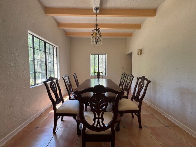 Building Photo - 3 Bed 2 Bath Home in Golfview
