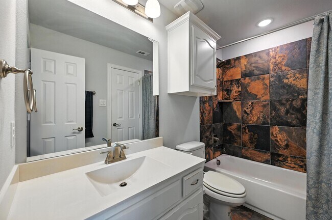 Building Photo - 13923 Hopewell Dr
