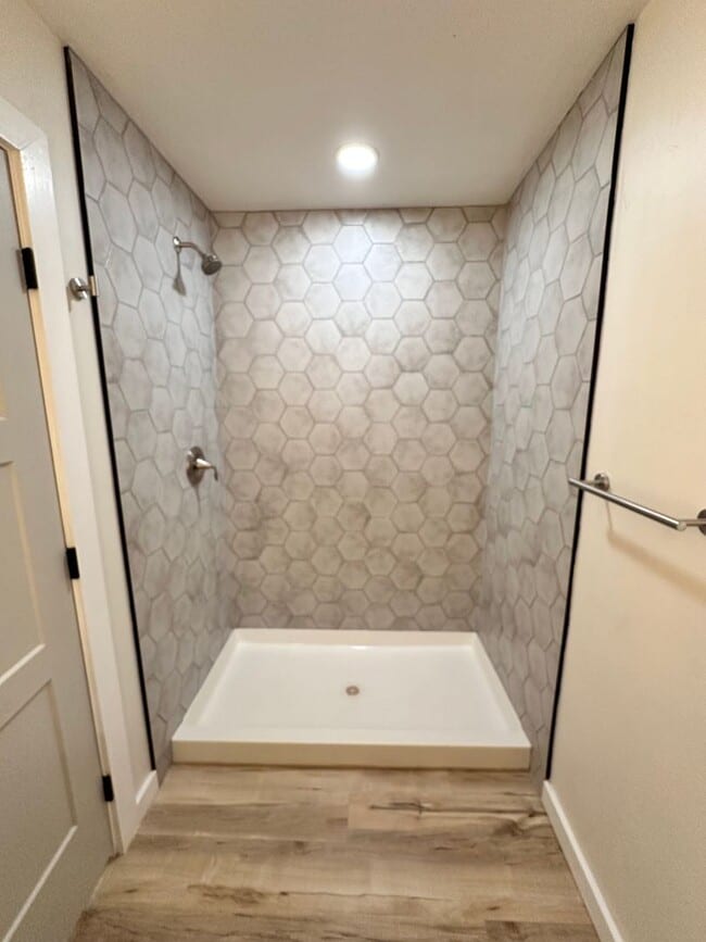 Building Photo - Luxurious 1 Bed 1 Bath Home: Your Oasis Aw...