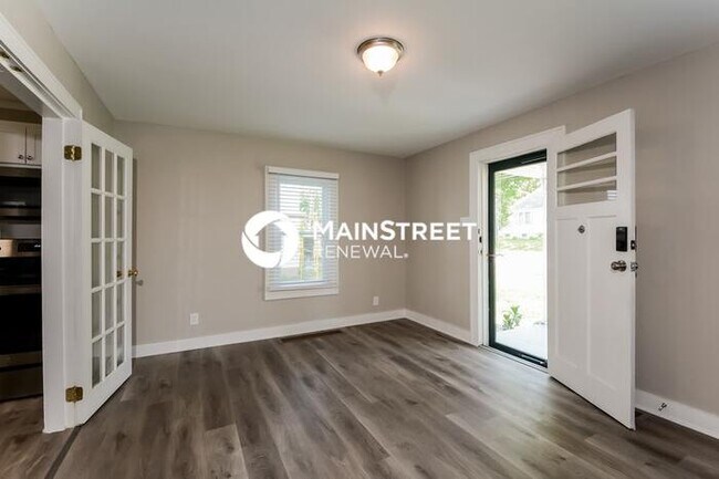 Building Photo - 4 Bedroom Pet-Friendly Home in CRYSTAL CITY, MO with Main Street Renewal