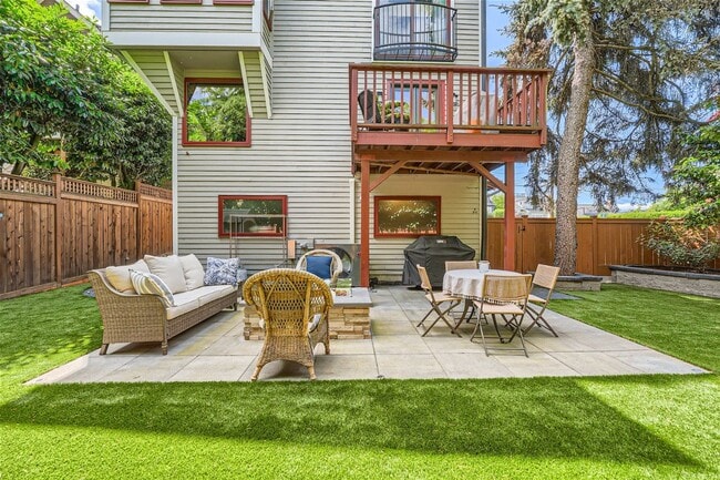 Building Photo - Queen Anne Home