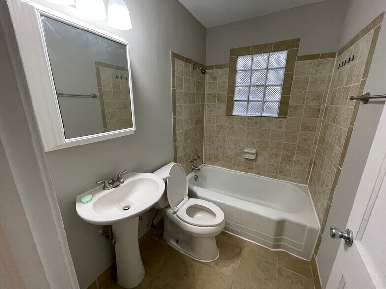 Building Photo - 28 Hollywood Ct