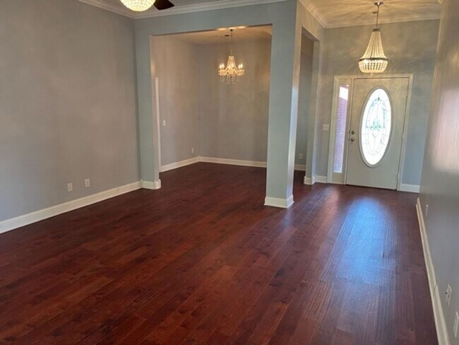 Building Photo - Cozy 3 Bed 2 Bath House! Available August ...