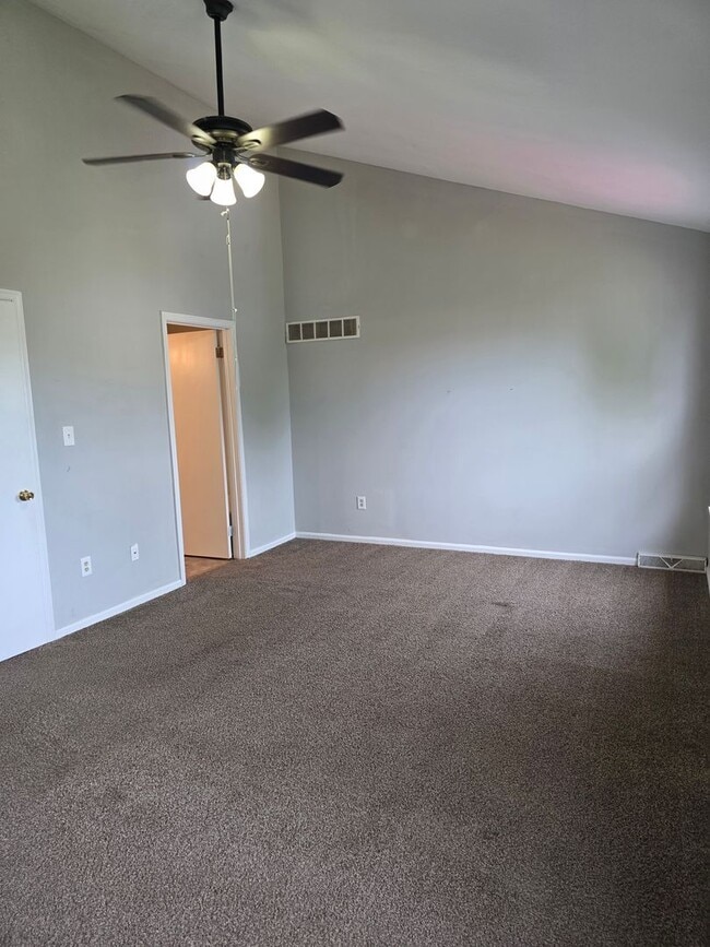 Building Photo - Townhouse in Newark/Bear Area