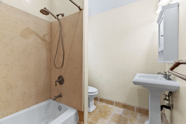 Building Photo - Stunning Fully Renovated 2 Bedroom, 1 Bath...