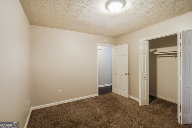 Building Photo - 1418 Hillside Pl SE