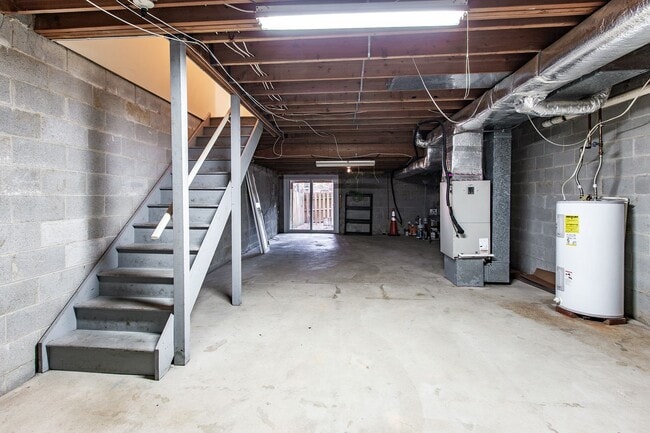 Building Photo - 3 bedroom, 2.5 bath in Mendenhall Village