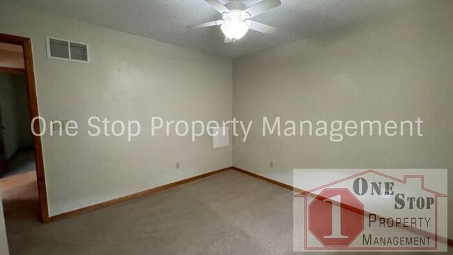 Building Photo - Spacious 3 bedroom, 2 bathroom duplex in K...