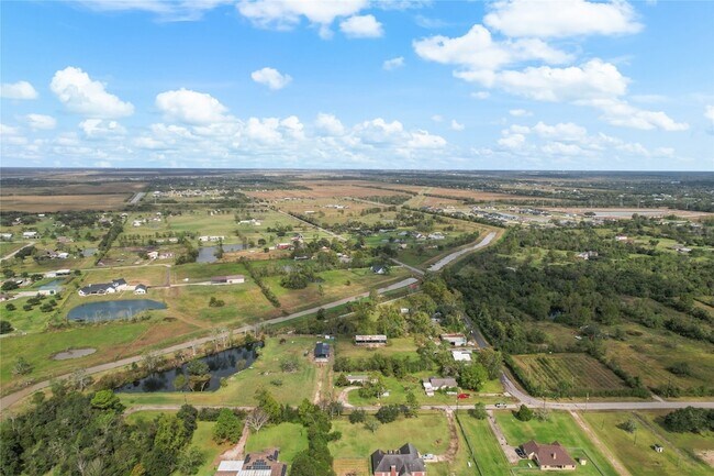 Building Photo - 15930 Pine St