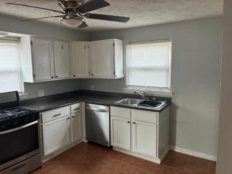 Building Photo - 25 St Cabrini Ct