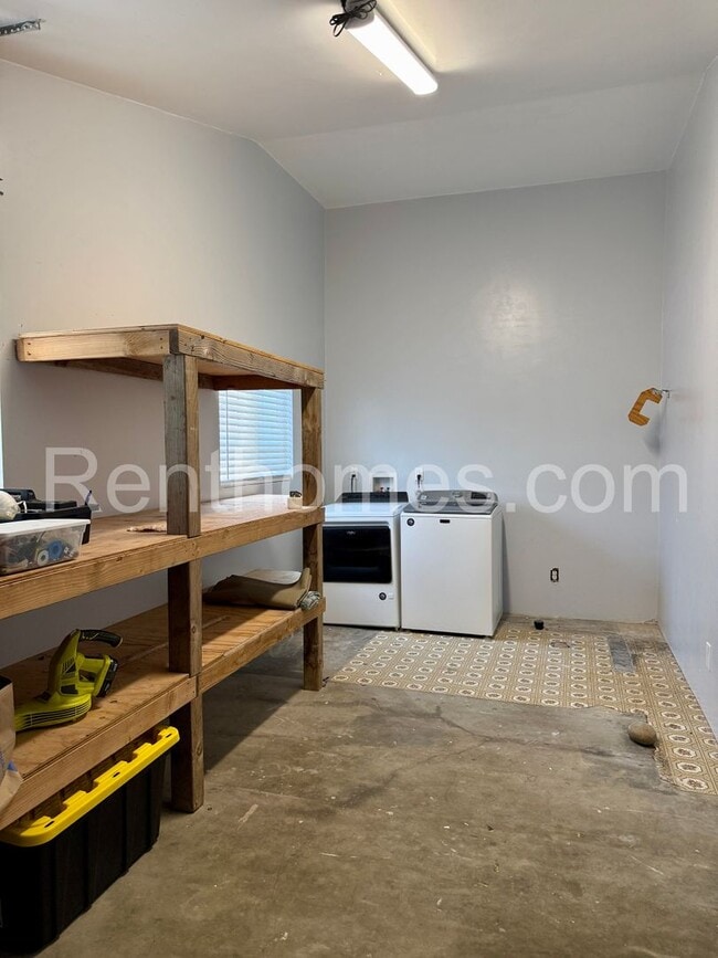 Building Photo - 1410 Shoshone St