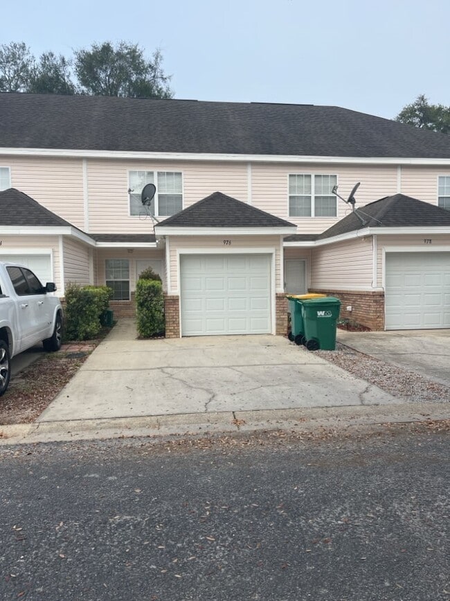 Building Photo - 976 Scenic Oak Ln