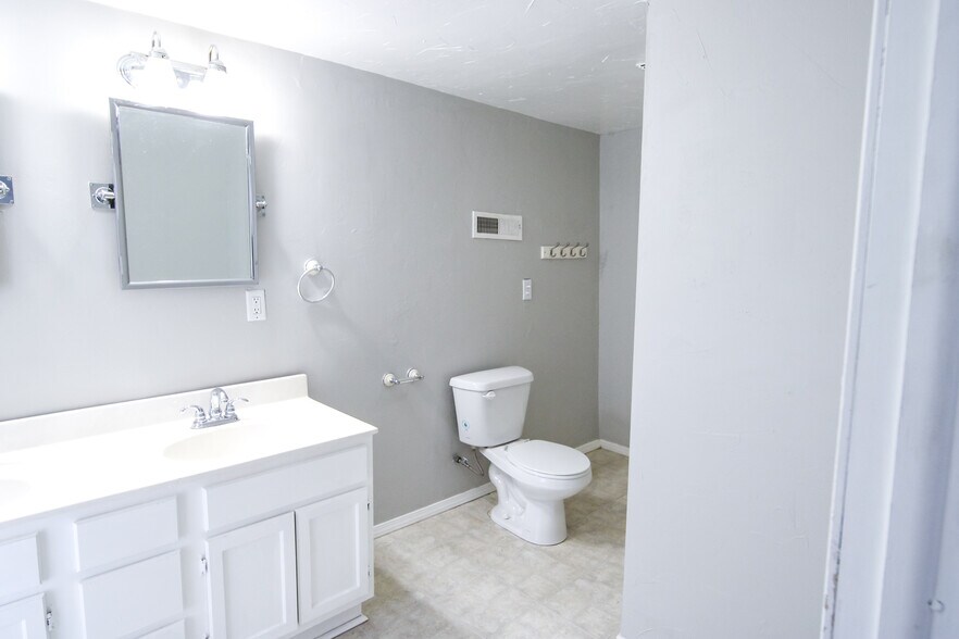 Building Photo - 613 S Main Ave