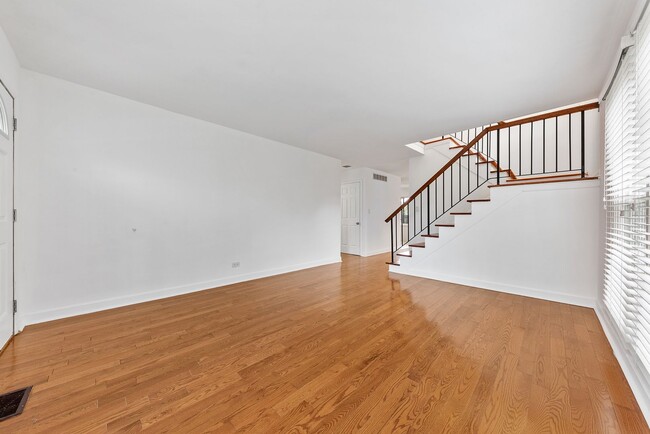 Building Photo - Modern 3-Bed Townhome in Hoffman Estates –...